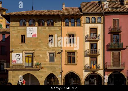 Plaça Major ou Mercadal de Vic dans le centre historique de la ville, un après-midi d'automne (Osona, Barcelone, Catalogne, Espagne) Banque D'Images