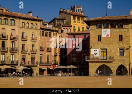 Plaça Major ou Mercadal de Vic dans le centre historique de la ville, un après-midi d'automne (Osona, Barcelone, Catalogne, Espagne) Banque D'Images