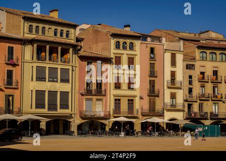 Plaça Major ou Mercadal de Vic dans le centre historique de la ville, un après-midi d'automne (Osona, Barcelone, Catalogne, Espagne) Banque D'Images