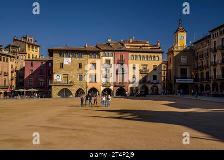 Plaça Major ou Mercadal de Vic dans le centre historique de la ville, un après-midi d'automne (Osona, Barcelone, Catalogne, Espagne) Banque D'Images