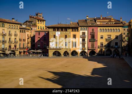 Plaça Major ou Mercadal de Vic dans le centre historique de la ville, un après-midi d'automne (Osona, Barcelone, Catalogne, Espagne) Banque D'Images