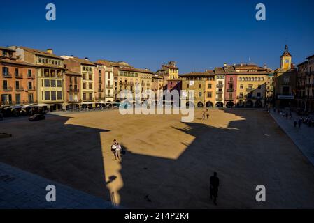 Plaça Major ou Mercadal de Vic dans le centre historique de la ville, un après-midi d'automne (Osona, Barcelone, Catalogne, Espagne) Banque D'Images