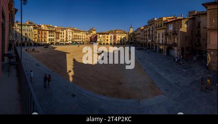 Plaça Major ou Mercadal de Vic dans le centre historique de la ville, un après-midi d'automne (Osona, Barcelone, Catalogne, Espagne) Banque D'Images