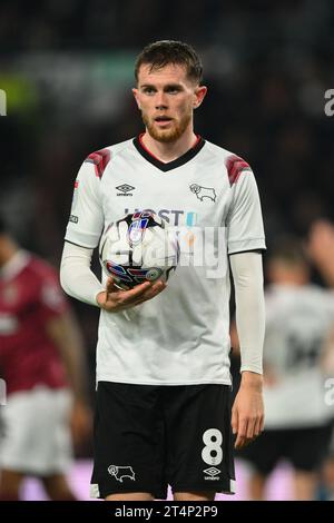 Max Bird de Derby County avec le ballon de match lors du match de Sky Bet League 1 entre Derby County et Northampton Town au Pride Park, Derby le mardi 31 octobre 2023. (Photo : Jon Hobley | MI News) crédit : MI News & Sport / Alamy Live News Banque D'Images