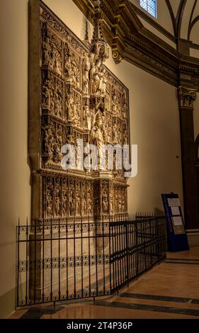 Retable principal primitif en albâtre du 15e siècle, situé dans le déambulatoire de la cathédrale de Vic (Osona, Barcelone, Catalogne, Espagne) Banque D'Images