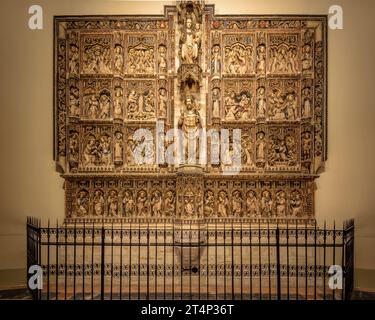 Retable principal primitif en albâtre du 15e siècle, situé dans le déambulatoire de la cathédrale de Vic (Osona, Barcelone, Catalogne, Espagne) Banque D'Images