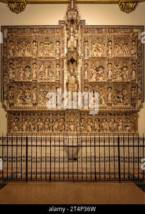 Retable principal primitif en albâtre du 15e siècle, situé dans le déambulatoire de la cathédrale de Vic (Osona, Barcelone, Catalogne, Espagne) Banque D'Images