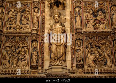 Retable principal primitif en albâtre du 15e siècle, situé dans le déambulatoire de la cathédrale de Vic (Osona, Barcelone, Catalogne, Espagne) Banque D'Images