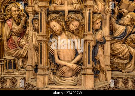 Retable principal primitif en albâtre du 15e siècle, situé dans le déambulatoire de la cathédrale de Vic (Osona, Barcelone, Catalogne, Espagne) Banque D'Images