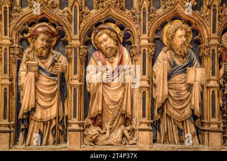 Retable principal primitif en albâtre du 15e siècle, situé dans le déambulatoire de la cathédrale de Vic (Osona, Barcelone, Catalogne, Espagne) Banque D'Images