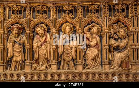 Retable principal primitif en albâtre du 15e siècle, situé dans le déambulatoire de la cathédrale de Vic (Osona, Barcelone, Catalogne, Espagne) Banque D'Images