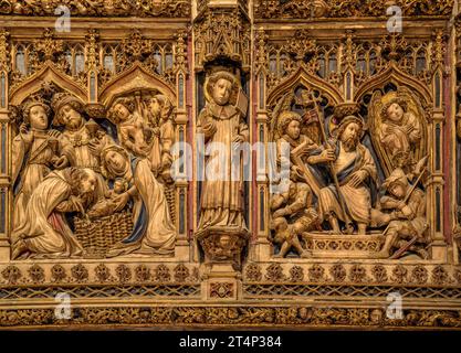 Retable principal primitif en albâtre du 15e siècle, situé dans le déambulatoire de la cathédrale de Vic (Osona, Barcelone, Catalogne, Espagne) Banque D'Images