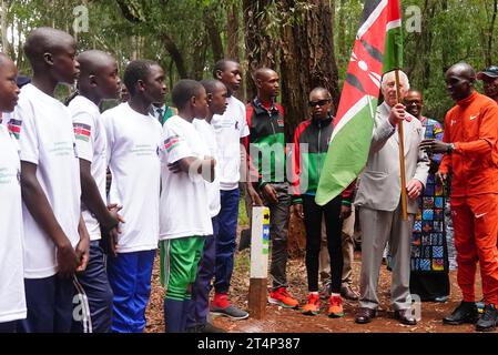 Le roi Charles III et le marathonien kenyan Eliud Kipchoge (à droite) signalent aux écoliers la participation à un événement Run for nature de 15 km lors d’une visite dans la forêt urbaine de Karura à Nairobi pour souligner le rôle crucial des espaces verts et des forêts dans les villes durables, le deuxième jour de la visite d'État au Kenya. Date de la photo : mercredi 1 novembre 2023. Banque D'Images