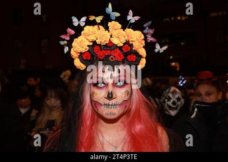 Un fêtard est habillé pour le jour des morts lors de la 50e édition annuelle du Village Halloween Parade à New York, New York, le mardi 31 octobre 2023. (Photo : Gordon Donovan) Banque D'Images