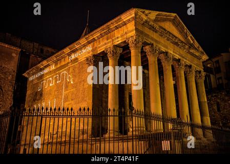 Video Mapping sur la façade latérale du temple romain de Vic (Osona, Barcelone, Catalogne, Espagne) ESP : Video Mapping en la fachada del templo de Vic Banque D'Images