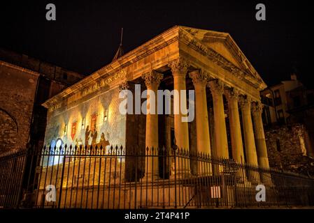 Video Mapping sur la façade latérale du temple romain de Vic (Osona, Barcelone, Catalogne, Espagne) ESP : Video Mapping en la fachada del templo de Vic Banque D'Images