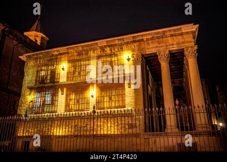 Video Mapping sur la façade latérale du temple romain de Vic (Osona, Barcelone, Catalogne, Espagne) ESP : Video Mapping en la fachada del templo de Vic Banque D'Images