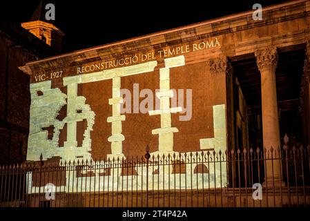 Video Mapping sur la façade latérale du temple romain de Vic (Osona, Barcelone, Catalogne, Espagne) ESP : Video Mapping en la fachada del templo de Vic Banque D'Images