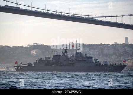 A l'occasion du 100e anniversaire de la création de la République de Turquie, la frégate TCG Yildirim (F-243) des forces navales turques a été vue lors du défilé officiel dans le Bosphore. Turkish Stars et SOLOTURK ont effectué un vol de démonstration dans le ciel du Bosphore à l’occasion du 100e anniversaire de la fondation de la République de Turquie. Dans le cadre des événements du jour de la République, 100 navires de la marine turque ont organisé un défilé officiel dans le Bosphore. (Photo Onur Dogman / SOPA Images/Sipa USA) Banque D'Images