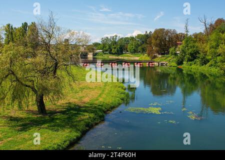 Le pont MOST de Pjesacki Pontonski traverse la rivière Korana en traversant la ville de Karlovac, au centre de la Croatie Banque D'Images