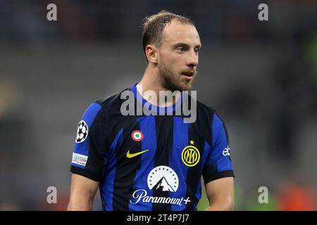 Milan, Italie, 24 octobre 2023. Carlos Augusto, du FC Internazionale, regarde le match de l'UEFA Champions League à Giuseppe Meazza, Milan. Le crédit photo devrait se lire : Jonathan Moscrop / Sportimage Banque D'Images