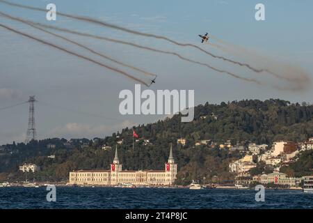 Istanbul, Turquie. 29 octobre 2023. A l'occasion du 100e anniversaire de la création de la République de Turquie, l'équipe de voltige SOLOTURK de l'armée de l'air turque a effectué un vol de démonstration au-dessus du lycée militaire de Kuleli dans le ciel du Bosphore. Turkish Stars et SOLOTURK ont effectué un vol de démonstration dans le ciel du Bosphore à l’occasion du 100e anniversaire de la fondation de la République de Turquie. Dans le cadre des événements du jour de la République, 100 navires de la marine turque ont organisé un défilé officiel dans le Bosphore. (Image de crédit : © Onur Dogman/SOPA Images vi Banque D'Images