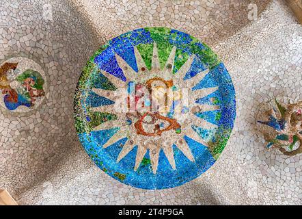 Mosaïque sur le plafond de la salle hypostyle, alias salle des cent colonnes dans le parc Guell, Barcelone, Catalogne, Espagne Banque D'Images