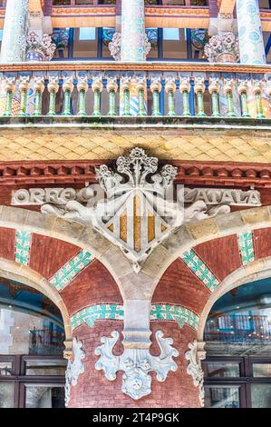 Détail sur l'extérieur du Palau de la Musica Catalana, salle de concert moderniste conçue par l'architecte Lluis Domenech i Montaner à Barcelone, Catalo Banque D'Images