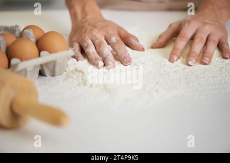 Les débuts d'un régal savoureux. Plan en gros plan d'une femme faisant de la pâte. Banque D'Images