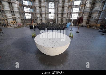 250 Jahre nach der ersten Weihe der Hedwigskirche, der ersten katholischen Kirche nach der Reformation in Berlin, wird an Allerheiligen, 01.11.2023, in der Sankt Hedwigs-Kathedrale am Bebelplatz in Berlin der neue Altar geweiht. Nach dem Entwurf des Architekturbueros Sichau & Walter mit dem Kuenstler Leo Zogmayer und passend zum Rundbau der Kathedrale, rueckt der als Halbkugel geforme und im Steingussverfahren hergestellte autel in die Mitte des Raums. Im Foto vom 01.11.2023 : Vorstellung des Altars in der Sankt Hedwigs-Kathedrale. Siehe epd-Meldung vom 01.11.2023 USAGE ÉDITORIAL SEULEMENT *** 250 YE Banque D'Images