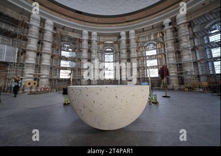 250 Jahre nach der ersten Weihe der Hedwigskirche, der ersten katholischen Kirche nach der Reformation in Berlin, wird an Allerheiligen, 01.11.2023, in der Sankt Hedwigs-Kathedrale am Bebelplatz in Berlin der neue Altar geweiht. Nach dem Entwurf des Architekturbueros Sichau & Walter mit dem Kuenstler Leo Zogmayer und passend zum Rundbau der Kathedrale, rueckt der als Halbkugel geforme und im Steingussverfahren hergestellte autel in die Mitte des Raums. Im Foto vom 01.11.2023 : Vorstellung des Altars in der Sankt Hedwigs-Kathedrale. Siehe epd-Meldung vom 01.11.2023 USAGE ÉDITORIAL SEULEMENT *** 250 YE Banque D'Images