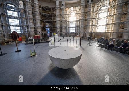 250 Jahre nach der ersten Weihe der Hedwigskirche, der ersten katholischen Kirche nach der Reformation in Berlin, wird an Allerheiligen, 01.11.2023, in der Sankt Hedwigs-Kathedrale am Bebelplatz in Berlin der neue Altar geweiht. Nach dem Entwurf des Architekturbueros Sichau & Walter mit dem Kuenstler Leo Zogmayer und passend zum Rundbau der Kathedrale, rueckt der als Halbkugel geforme und im Steingussverfahren hergestellte autel in die Mitte des Raums. Im Foto vom 01.11.2023 : Vorstellung des Altars in der Sankt Hedwigs-Kathedrale. Siehe epd-Meldung vom 01.11.2023 USAGE ÉDITORIAL SEULEMENT *** 250 YE Banque D'Images