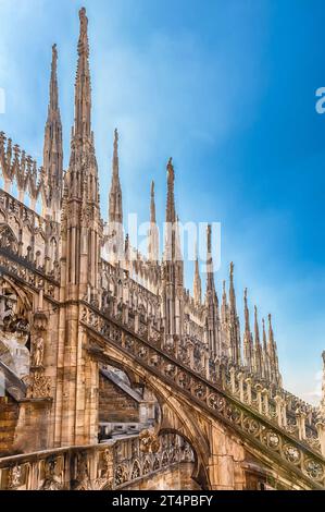 Détail de marbre spiers et statues sur le toit de la cathédrale gothique de Milan, Italie Banque D'Images