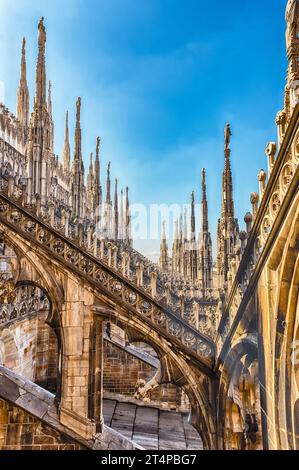 Détail de marbre spiers et statues sur le toit de la cathédrale gothique de Milan, Italie Banque D'Images