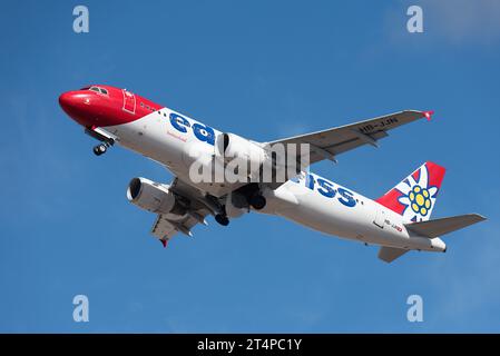 Tenerife, Espagne 29 octobre 2023. Edelweiss Air, Airbus A320-214. Edelweiss Air Airlines vole dans le ciel bleu Banque D'Images