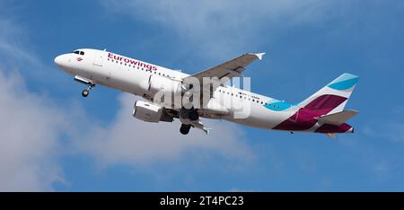 Tenerife, Espagne 29 octobre 2023. Eurowings Airlines, Airbus A320-214. Eurowings Airlines vole dans le ciel Banque D'Images