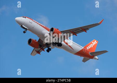 Tenerife, Espagne 29 octobre 2023. EasyJet Airlines Airbus A320-251N. EasyJet Airlines vole dans le ciel bleu Banque D'Images