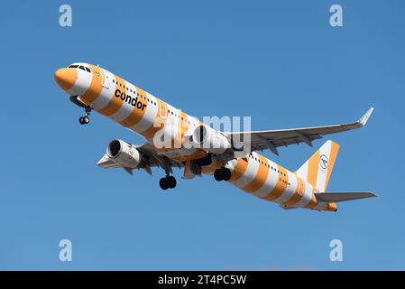 Tenerife, Espagne 29 octobre 2023. Condor, Airbus A321-211. Condor Airlines vole dans le ciel bleu Banque D'Images