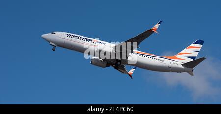 Tenerife, Espagne 29 octobre 2023. SmartWings, Boeing 737-8FN. SmartWings Airlines vole dans le ciel bleu Banque D'Images