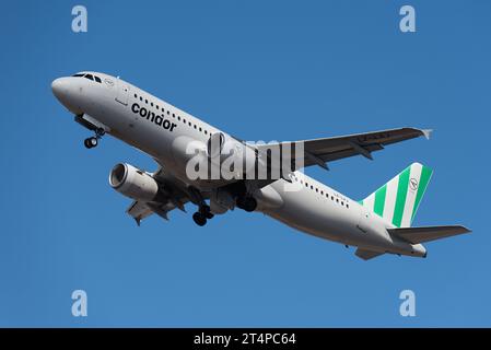 Tenerife, Espagne 29 octobre 2023. Condor, Airbus A320-214. Condor Airlines vole dans le ciel bleu Banque D'Images