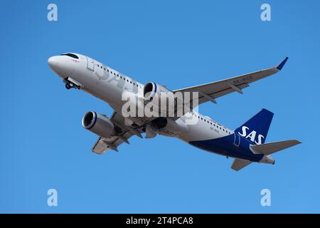 Tenerife, Espagne 29 octobre 2023. SAS Airlines, Airbus A320-251N. SAS Airlines vole dans le ciel bleu Banque D'Images