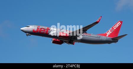 Tenerife, Espagne 29 octobre 2023. Jet2 Airlines, Boeing 737-8MG. Jet2 Airlines vole dans le ciel bleu Banque D'Images