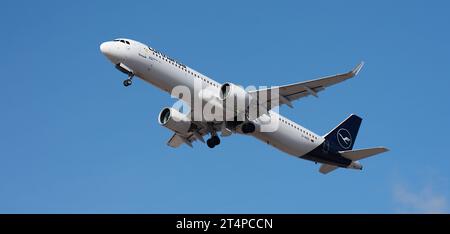 Tenerife, Espagne 29 octobre 2023. Lufthansa Airlines, Airbus A321-271NX. Lufthansa Airlines vole dans le ciel bleu Banque D'Images