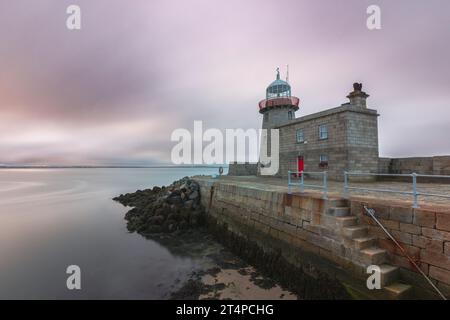 Howth Lighthouse est situé à l'extrémité de l'East Pier à Howth Head, Dublin, Irlande. Banque D'Images