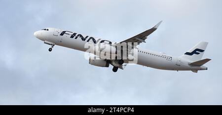 Tenerife, Espagne 29 octobre 2023. Finnair Airlines, Airbus A321-231. Finnair Airlines vole dans le ciel Banque D'Images