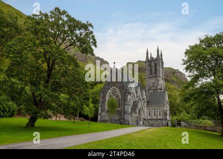 L'abbaye de Kylemore est un monastère bénédictin du 19e siècle à l'architecture néo-gothique et aux jardins clos victoriens du Connemara, en Irlande. Banque D'Images