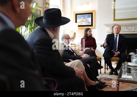 Le mari de la vice-présidente américaine Kamala Harris, le second gentleman Douglas Emhoff, rencontrant des membres de la communauté juive britannique à Wychwood House à Londres. Date de la photo : mercredi 1 novembre 2023. Banque D'Images