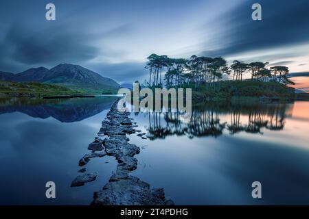 Derryclare Lough est un lac d'eau douce entouré par les montagnes Twelve Bens et les forêts dans le Connemara, en Irlande. Banque D'Images