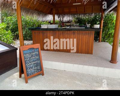 Menu spécial du jour affichant des articles avec prix à un poste de cuisson de fruits de mer en plein air. Banque D'Images