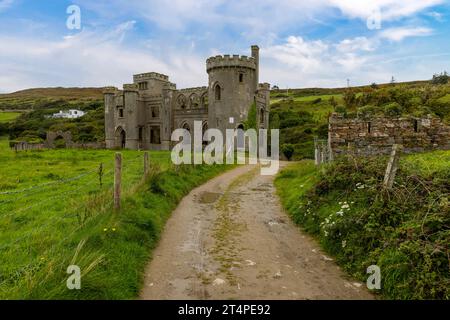 Le château de Clifden est un château en ruine du 19e siècle situé dans le Connemara, en Irlande. Banque D'Images